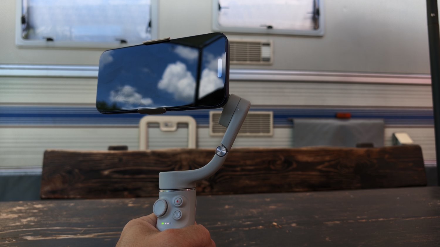DJI Osmo Mobile (weiss) – Smartphone-Gimbal mit Stativ